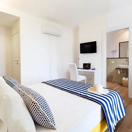 Guest house Yourhome - Relais Loggia Li Galli